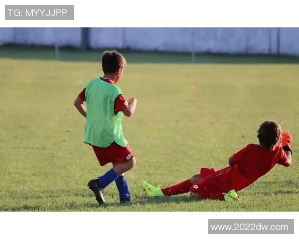 女孩踢足球的益处与挑战探讨让我们重新认识女性在足球运动中的角色与发展 女孩踢足球的益处与挑战探讨让我们重新认识女性在足球运动中的角色与发展